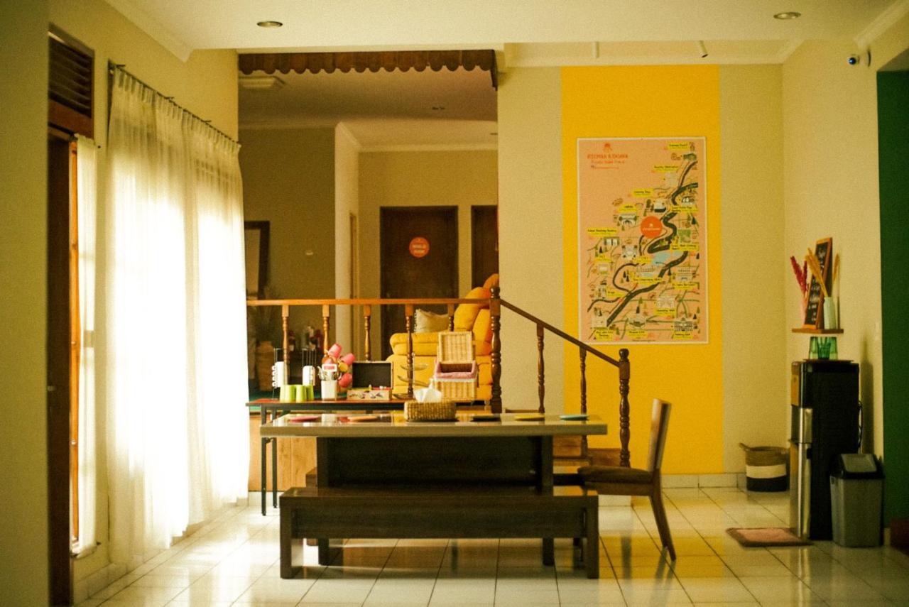 Roemah Renjana Bandung Bed and Breakfast Exteriör bild