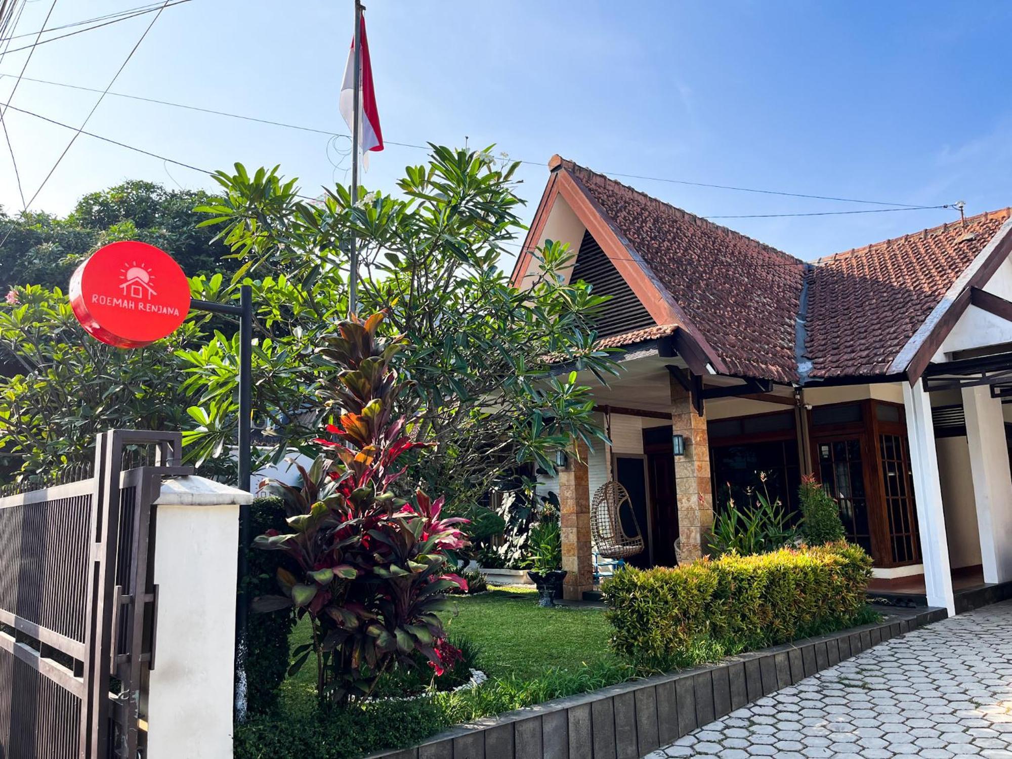 Roemah Renjana Bandung Bed and Breakfast Exteriör bild
